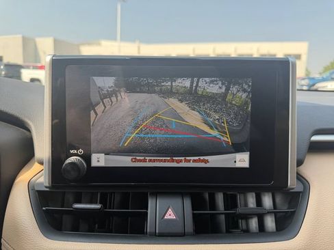 Used 2025 Toyota RAV4 LE AWD/4WD image 28