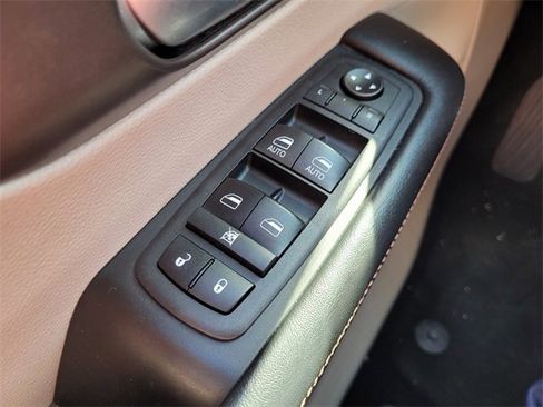 Certified 2018 Chrysler Pacifica Touring-L image 25