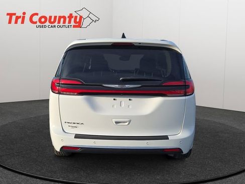 Used 2024 Chrysler Pacifica Touring-L image 7