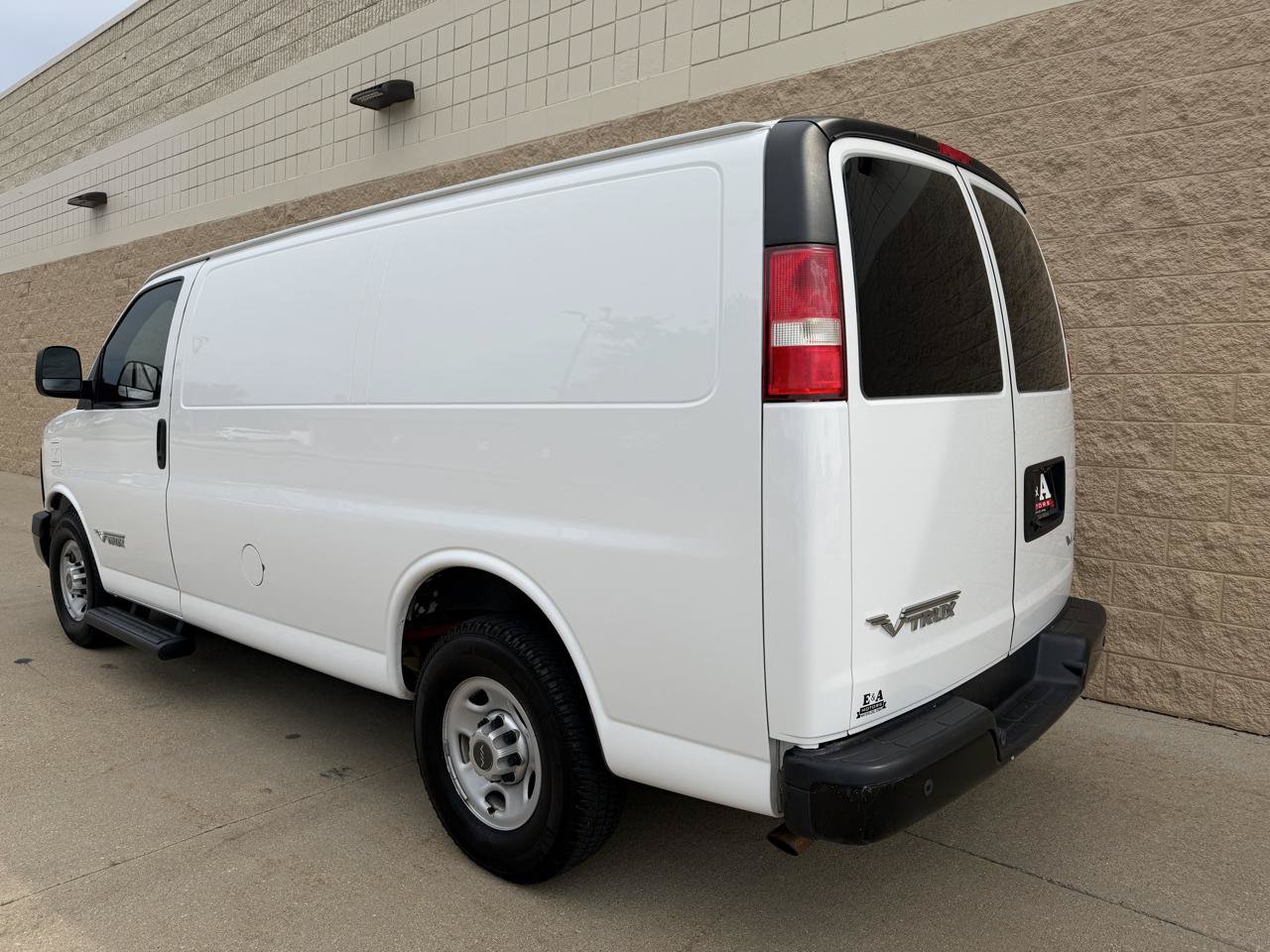Used 2015 Chevrolet Express 2500 RWD image 3