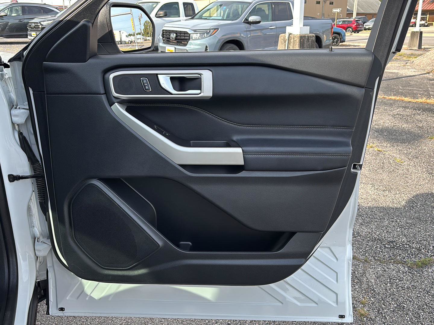Used 2021 Ford Explorer XLT w/ Equipment Group 202A AWD/4WD image 96
