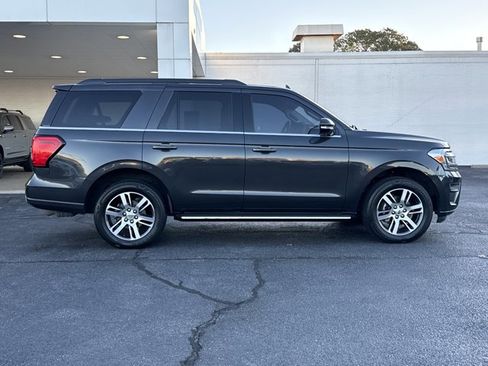 Used 2022 Ford Expedition XLT image 2