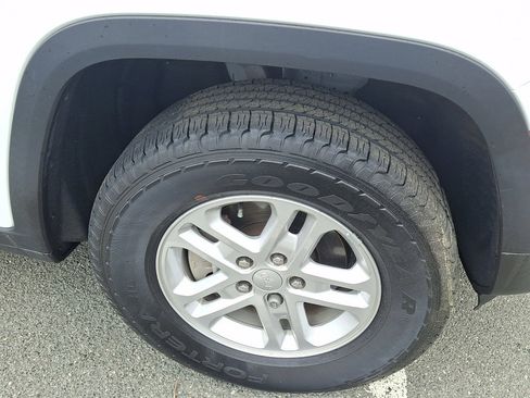 Used 2023 Jeep Grand Cherokee Laredo w/ Luxury Tech Group I image 9