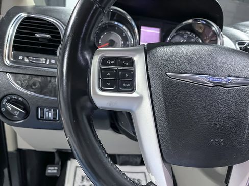 Used 2014 Chrysler Town & Country Touring image 22