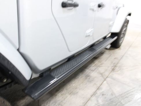 Used 2023 Jeep Gladiator Overland image 12