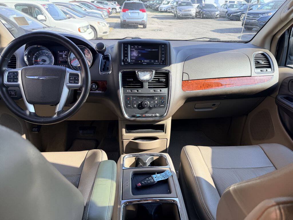 Used 2013 Chrysler Town & Country Touring-L w/ Driver Convenience Group FWD image 10