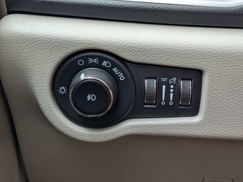 Used 2023 Chrysler Pacifica Touring-L FWD image 23