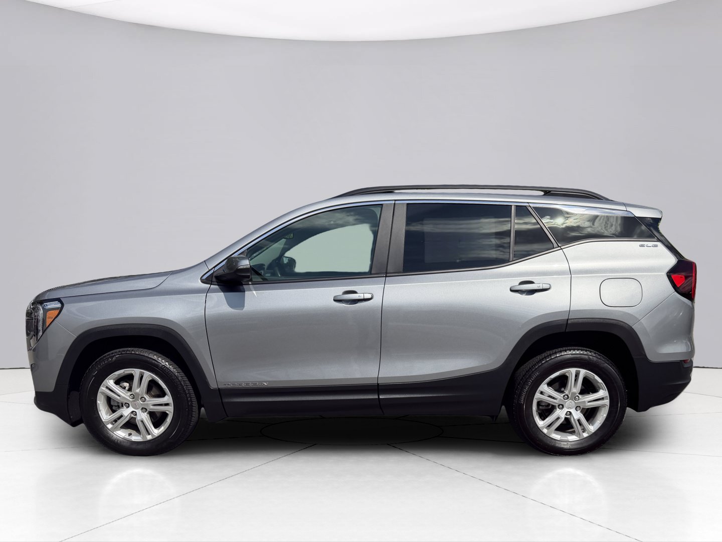 Used 2024 GMC Terrain SLE w/ Driver Convenience Package AWD/4WD image 3