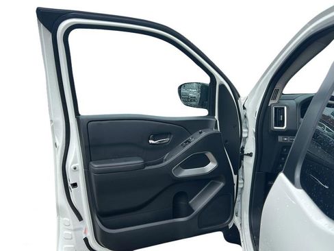Used 2025 Nissan Frontier SV w/ SV Convenience Package RWD image 10