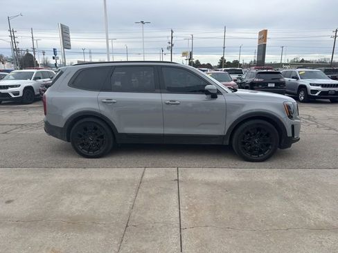 Used 2022 Kia Telluride SX w/ SX Prestige Package image 2