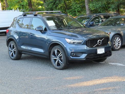Used 2022 Volvo XC40 T5 R-Design w/ Climate Package AWD/4WD image 8