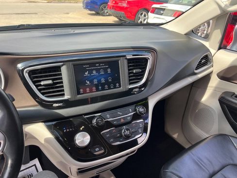 Used 2018 Chrysler Pacifica Touring-L FWD image 12