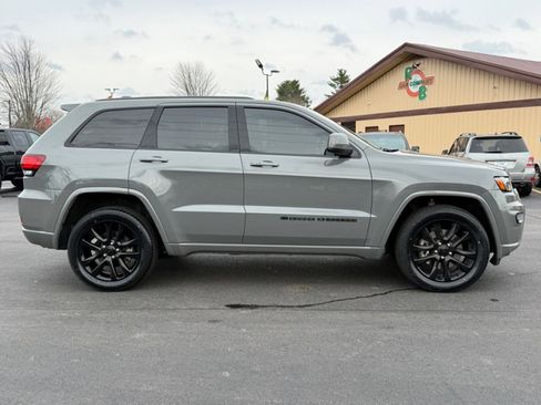 Used 2022 Jeep Grand Cherokee Laredo X image 9