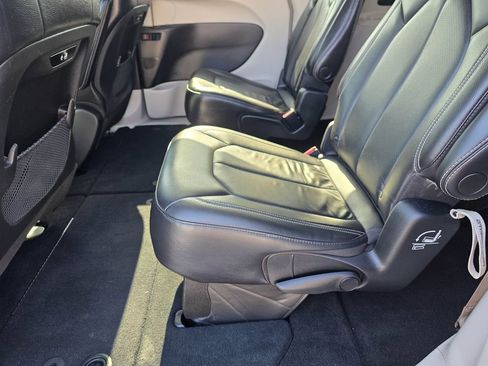 Used 2022 Chrysler Pacifica Touring-L AWD/4WD image 12