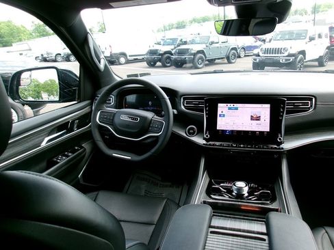 Certified 2024 Jeep Wagoneer Series III w/ Premium Group I AWD/4WD image 13