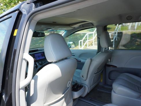 Used 2012 Toyota Sienna XLE AWD/4WD image 20