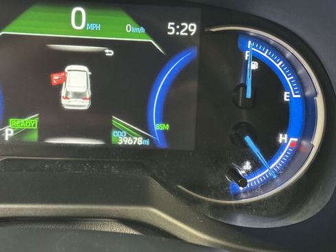 Used 2025 Toyota RAV4 XLE AWD/4WD image 29