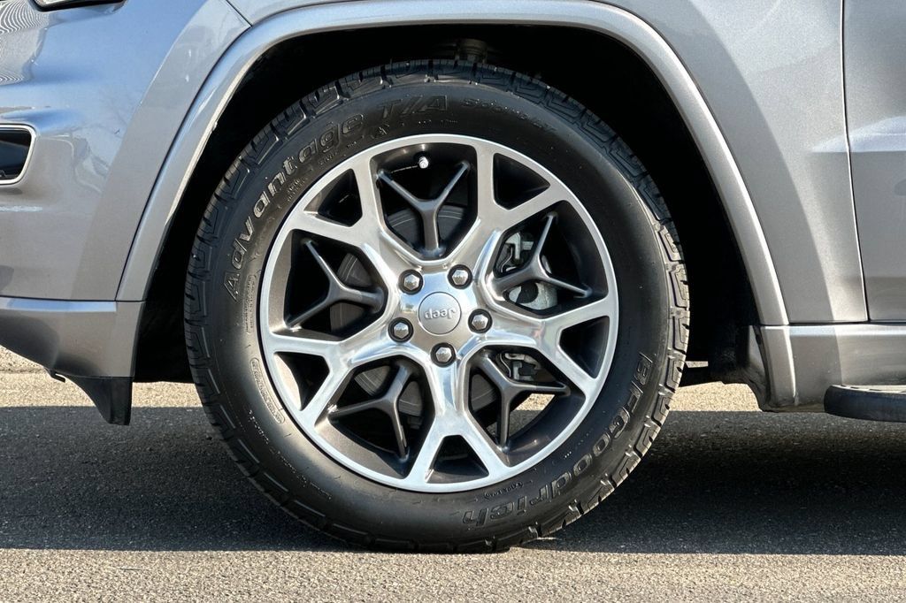 Used 2020 Jeep Grand Cherokee Overland AWD/4WD image 29
