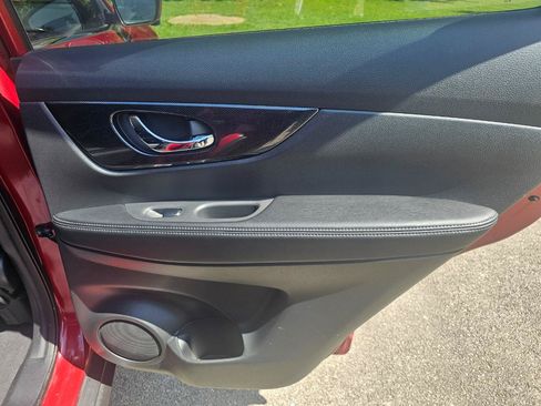 Used 2016 Nissan Rogue SL AWD/4WD image 17
