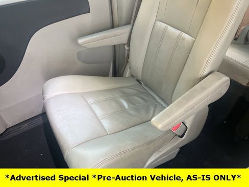 Used 2015 Chrysler Town & Country Touring image 34