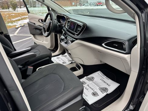Used 2018 Chrysler Pacifica LX image 33
