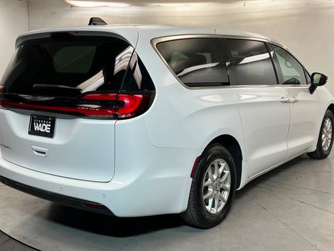 Used 2024 Chrysler Pacifica Touring-L FWD image 6
