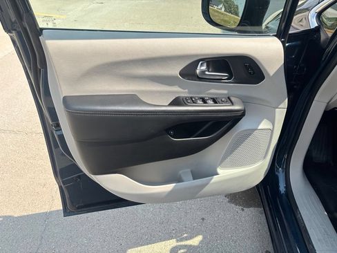 Used 2024 Chrysler Pacifica Limited FWD image 13
