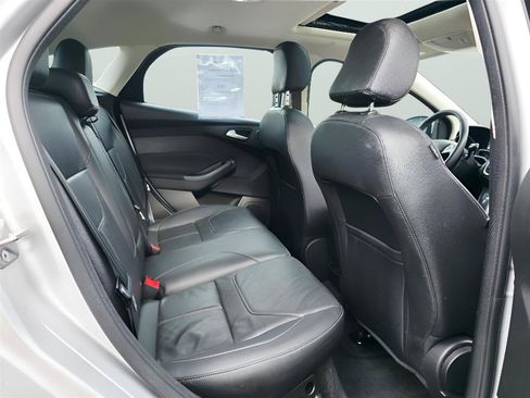 Used 2017 Ford Focus Titanium w/ Titanium Technology Package FWD image 13