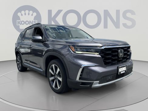 Used 2025 Honda Pilot Touring image 10