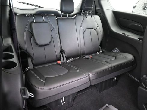 Used 2025 Chrysler Pacifica Select FWD image 35