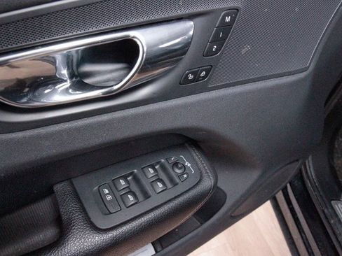 Used 2019 Volvo XC60 T5 Momentum w/ Premium Package image 13