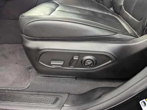 Used 2023 Jeep Grand Cherokee Limited w/ Black Appearance Package image 11