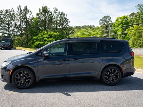 Used 2019 Chrysler Pacifica Limited w/ S Appearance Package FWD image 5