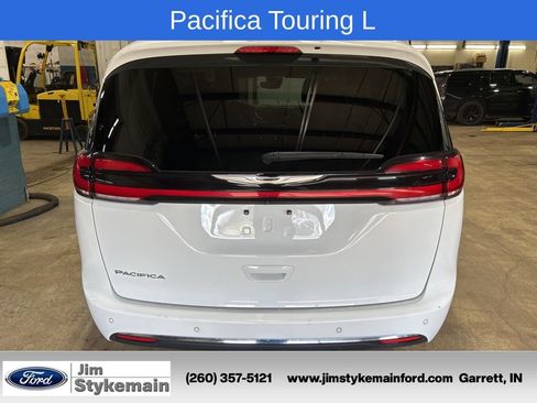 Used 2024 Chrysler Pacifica Touring-L FWD image 7