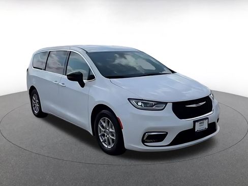 Used 2025 Chrysler Pacifica Select image 3