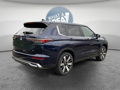 New 2025 Mitsubishi Outlander SE image 3