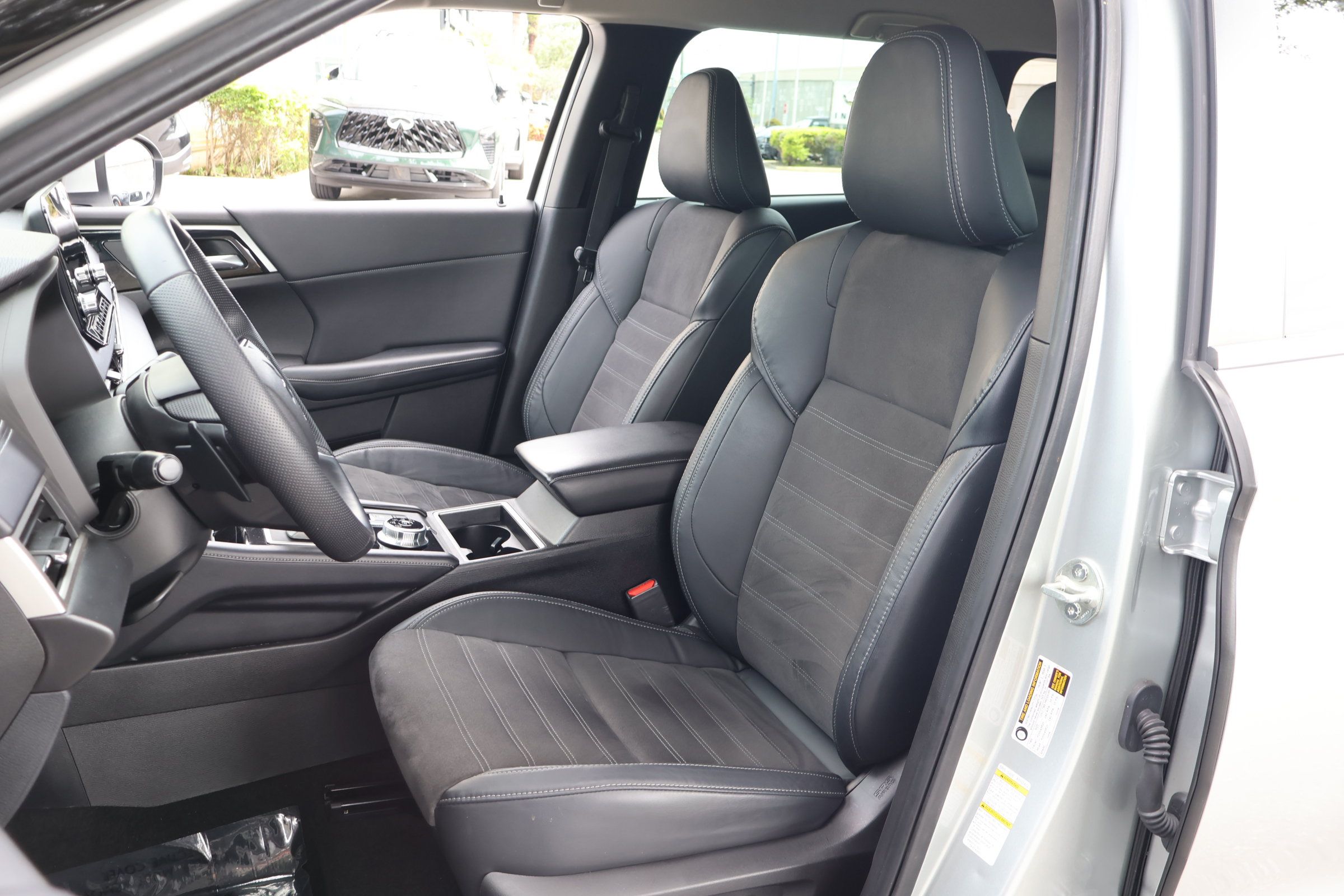 Used 2023 Mitsubishi Outlander SE FWD image 2