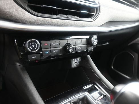 Used 2024 Jeep Compass Latitude image 30