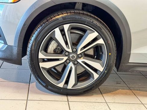 Used 2024 Volvo V60 B5 Cross Country Plus w/ Protection Package Premier image 17
