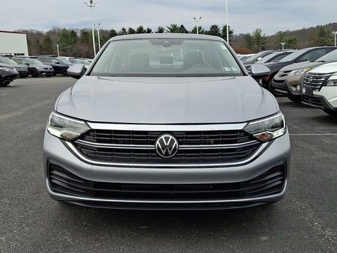 Used 2023 Volkswagen Jetta SE w/ Panoramic Sunroof Package image 2