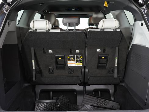 Used 2023 Toyota Sienna XSE AWD/4WD image 9