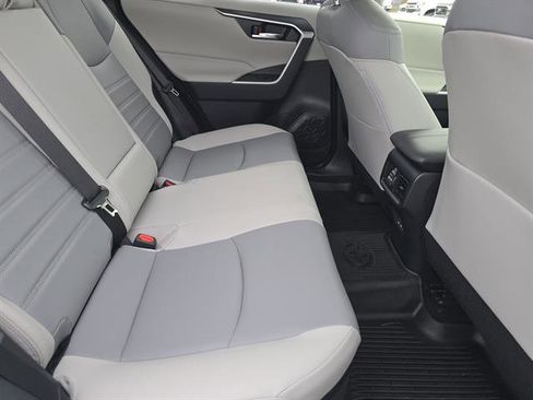 Used 2022 Toyota RAV4 XLE Premium image 12