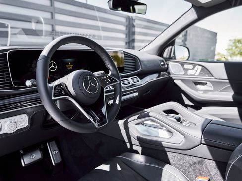 Used 2026 Mercedes-Benz Maybach GLS 600 4MATIC image 2