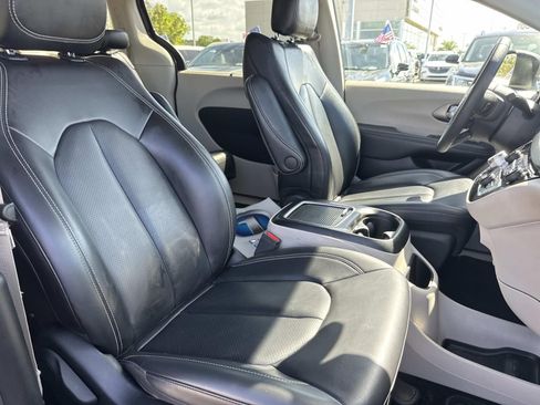 Used 2023 Chrysler Pacifica Touring-L FWD image 13