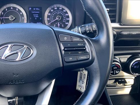 Used 2022 Hyundai Venue SEL image 24