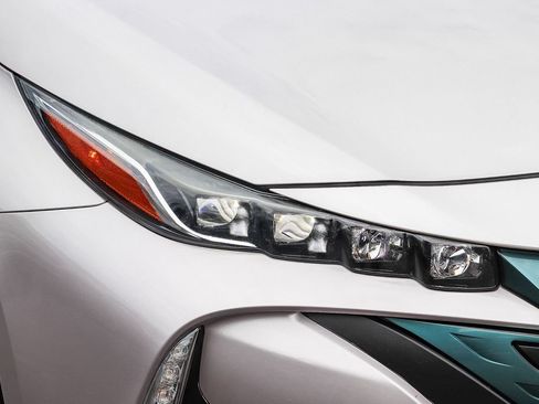 Used 2017 Toyota Prius Prime Advanced FWD image 4