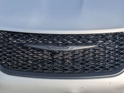 Used 2023 Chrysler Pacifica Limited w/ Uconnect Theater Family Group image 10