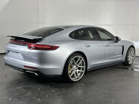 Used 2018 Porsche Panamera 4 image 8