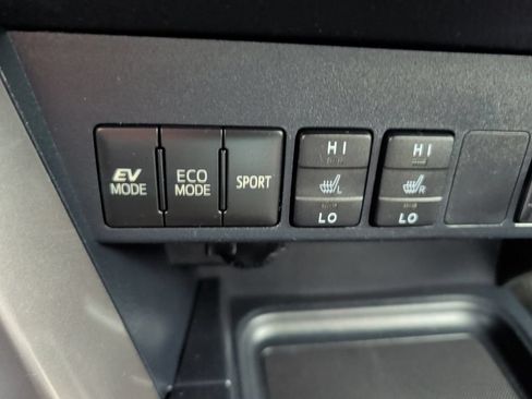 Used 2018 Toyota RAV4 XLE AWD/4WD image 12