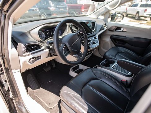 Used 2022 Chrysler Pacifica Touring-L image 17